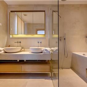 4 Bedroom Villa with Pool, Sumartin, sleeps 8